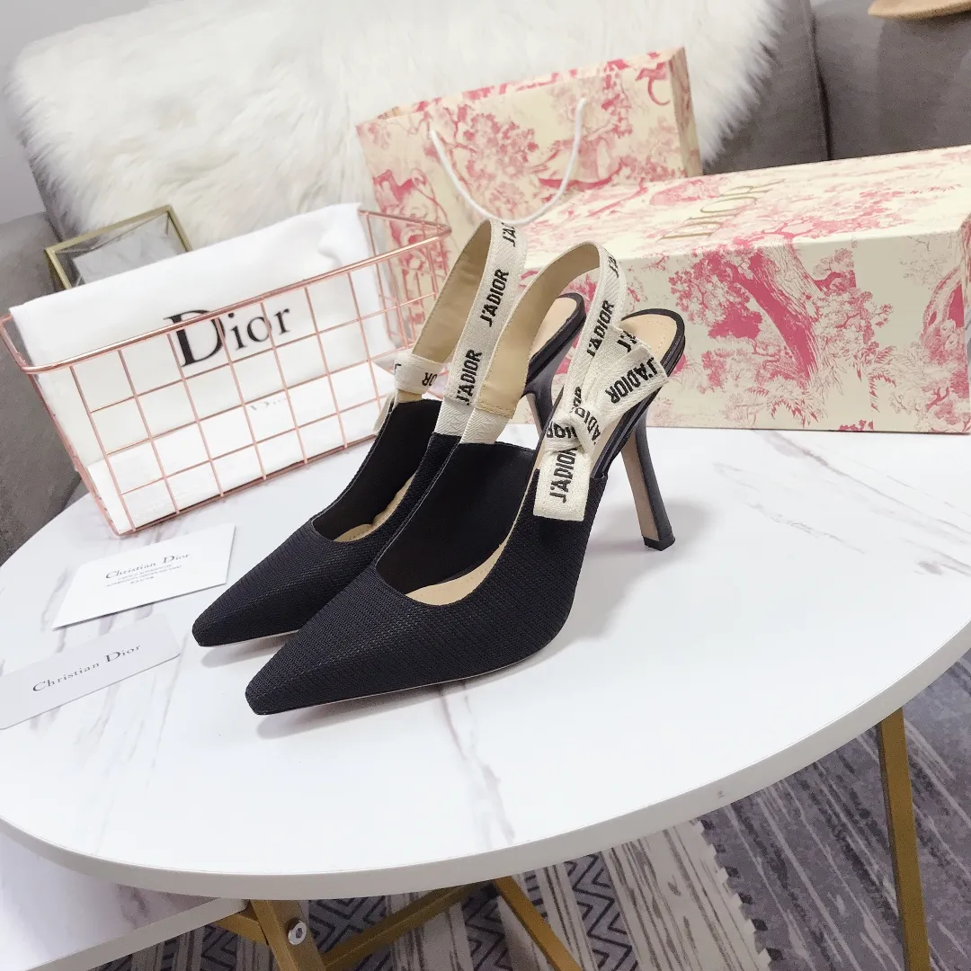 👟👟Ex-factory price 480👟👟 Women's shoes, women's clothing Dior's popular sandals are new🔥 🔥 The same style as the most popular Internet celebrities and celebrities of the year💁 💁. The fabric is imported; calf patent leather (special material), the lining and feet are made of calf leather lining🐑. Original molded heel, heel height 10Cm 6.5cm💘 flat bottom 1.5cm, original molded metal outsole with five-pointed star LOGO mark👟👟. Original bow, 💅 Italian leather outsole. 👄💋 Full set of packaging (clamshell box, cloth bag, card, invoice, one-to-one wrapping paper) 34 40 41 customized